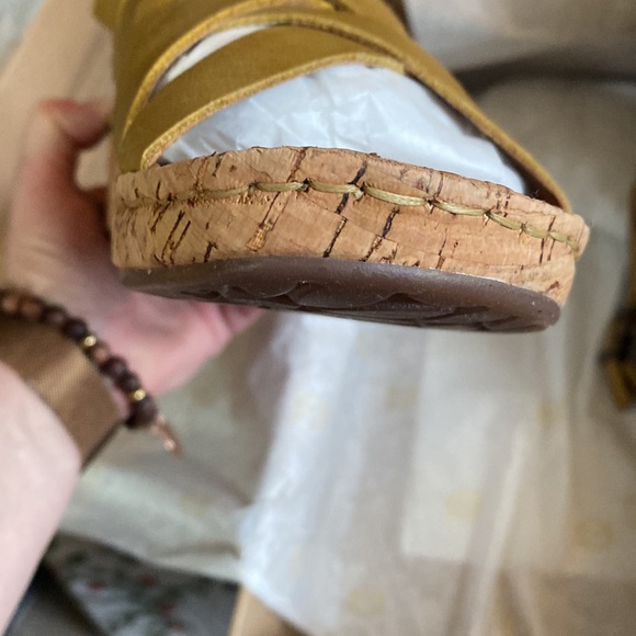 Born Chartreuse Fig yellow leather sandals - Picture 5 of 8